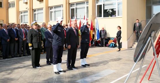 Derince’de Çelenk Sunumu Yapıldı