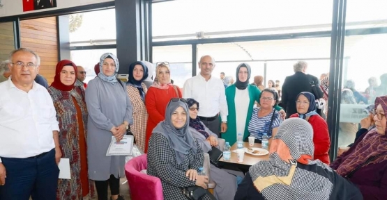 AK Partili Kadınlar Yaşlılarla Buluştu