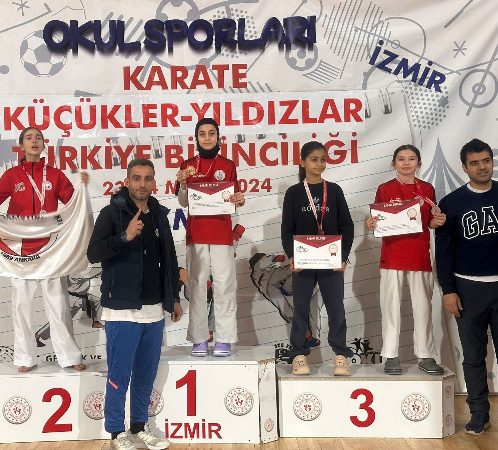Karateci Kızlarımız İzmir’den Şampiyonlukla Döndüler