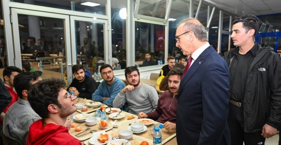 Vali Yavuz, KYK Yurdunda Kalan Öğrencilerle İftar Yaptı