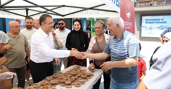 Derince Kent Meydanı’nda Aşure İkramı