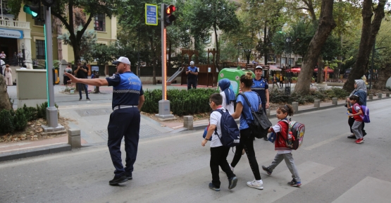    Büyükşehir Zabıtası Görevde Okul Önleri Güvende