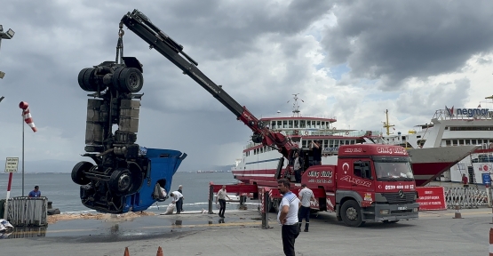 FRENİ BOŞALAN TIR DENİZE DÜŞTÜ