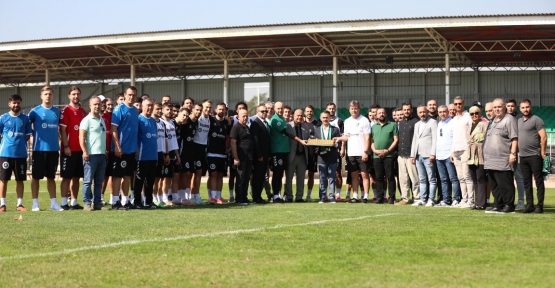 VALİ İLHAMİ AKTAŞ KOCAELİSPOR‘U ANTRENMANDA ZİYARET ETTİ