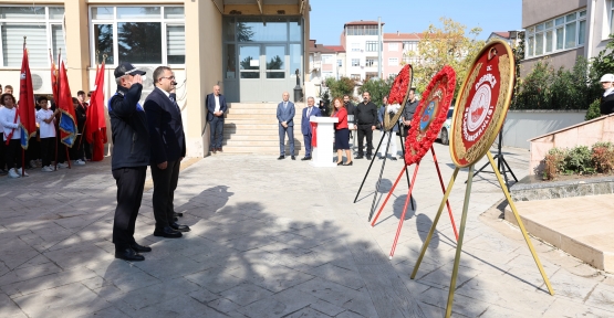 Derince’de Çelenk Sunma Töreni Düzenlendi