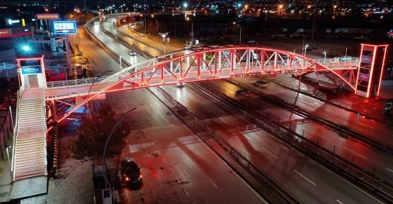 Kocaeli’de Üst Geçitler Turuncuya Büründü