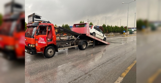 TIRA ÇARPAN OTOMOBİLİN SÜRÜCÜSÜ YARALANDI