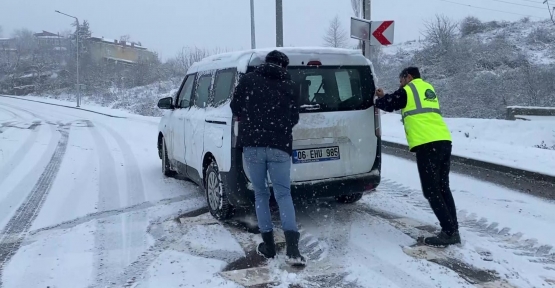 Yolda Kalan Araçları Vatandaşlar İterek Kurtardı