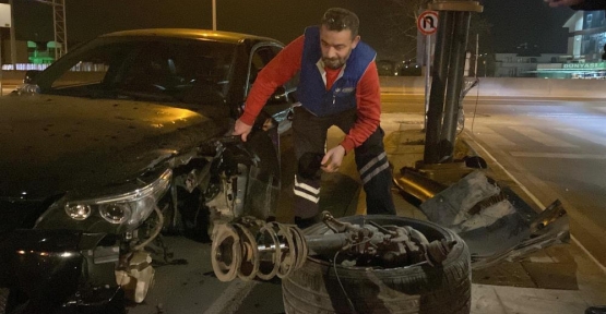 AYDINLATMA DİREĞİNE ÇARPAN OTOMOBİLİN TEKERLEĞİ KOPTU: 3 YARALI