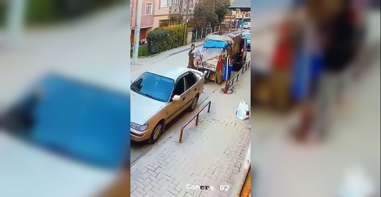 Biri Oyaladı, Diğeri Kucağındaki Bebekle Çaldı