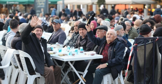 Büyükşehir’in İftar Sofrası Gönülleri Buluşturuyor