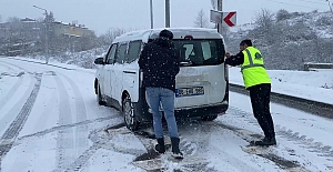 Yolda Kalan Araçları Vatandaşlar İterek Kurtardı