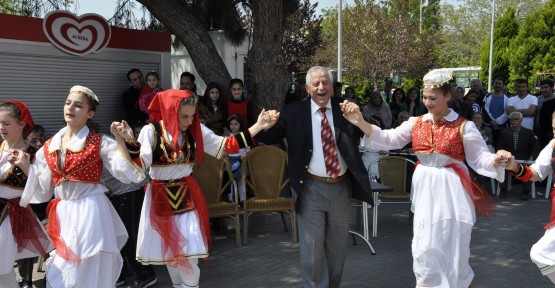  Tütünçiftlik Sahilinde Çocuklar El Ele