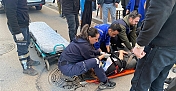 YARALIYA İLK MÜDAHALEYİ YOLDAN GEÇEN HASTA NAKİL AMBULANSI EKİPLERİ YAPTI